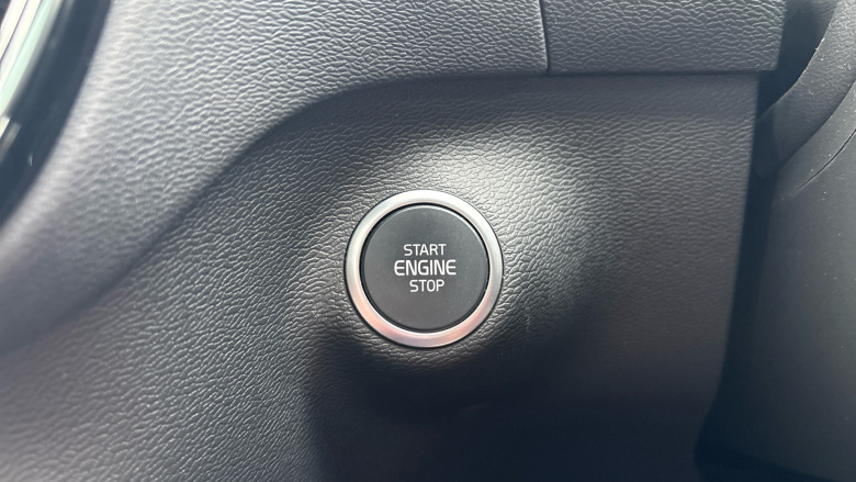 Volvo XC40 2.0 B4P Ultimate Dark 5dr Auto Petrol Estate